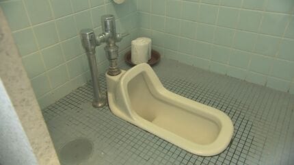 和式トイレの水洗レバー「手で押す」?「足で踏む」?　街頭取材では拮抗…それぞれの主張は　正しいのはどっち?メーカーに聞いてみると…