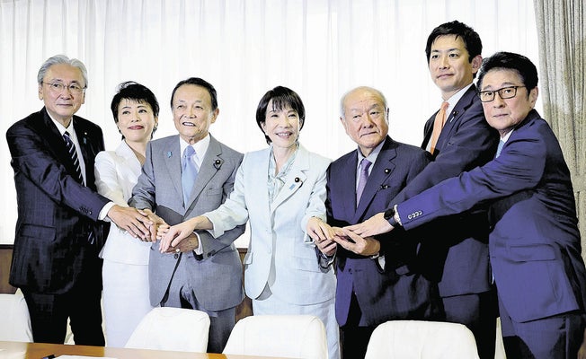 高市総裁、写真撮影で麻生氏を右隣に…後ろ盾演出か