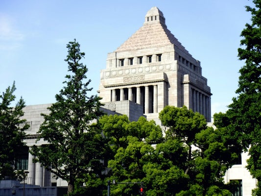 日本人は103万から税務署に厳しく搾られるが自民議員は4000万まで非課税 これよく考えたらおかしくね？