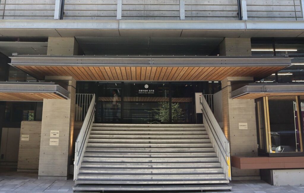 【京都】中学校教室のモニターに女性の裸が　男性教員が私用パソコンで授業する際に誤表示