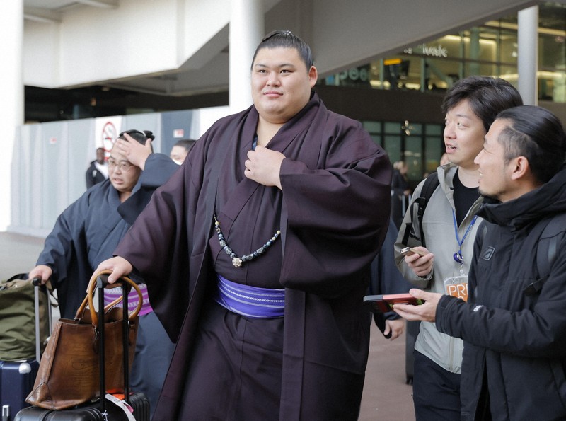 【大相撲】横綱大の里らロンドンに到着　歓声に笑顔「すごく楽しみ」