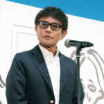 ダウンタウン浜田雅功の初個展、入札可能作品も　画家スタイルで登壇した浜田「ええ感じ」とご満悦