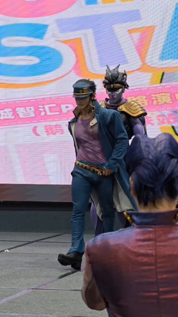 【こりゃ凄い】あまりにも再現度が高すぎる空条承太郎のコスプレが話題に…