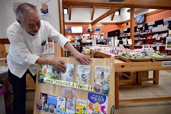 地域で「読書活動」推進、文科省が支援拡充…カフェや寺に手作り書棚・読み聞かせができるカレー店も