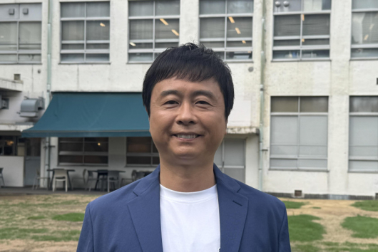 「休むという仕事」で救われた～次長課長・河本準一さん、うつ病とパニック障害を語る