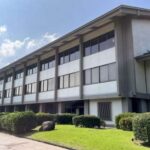 鹿児島県立図書館には、なぜカバンを持ち込めない？　禁止事項減らすのが全国の流れなのに…「通行の妨げ」「本の持ち去り防止」が理由ですが、さて？