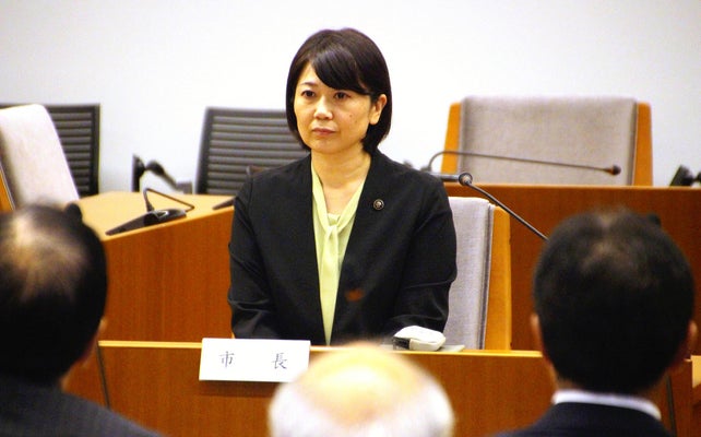 小川晶前橋市長に市議会7会派「辞職」と「出直し選」出馬促す申し入れ…「これは最後通告」