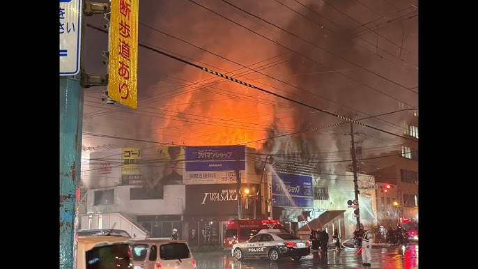 【最新映像あり】見通しが悪くなるほどの“大量の煙”で現場は騒然…北海道函館市の繁華街「五稜郭エリア」で起きた建物火災で懸命の消火活動が続く…火災の影響で「シエスタハコダテ」が臨時閉館