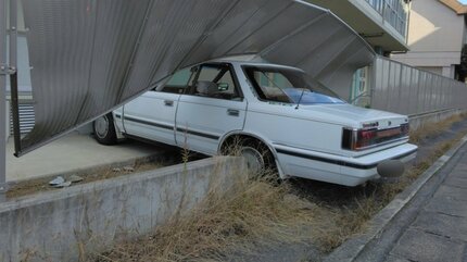 【速報】岡山の高校で車がフェンス破り体育館に衝突