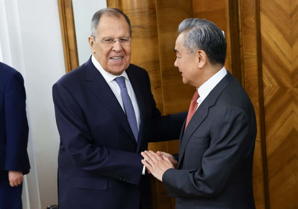 「日本の極右勢力阻止を」中国・王毅外相がロシア外相に呼び掛け　高市首相発言受け連携強化へ