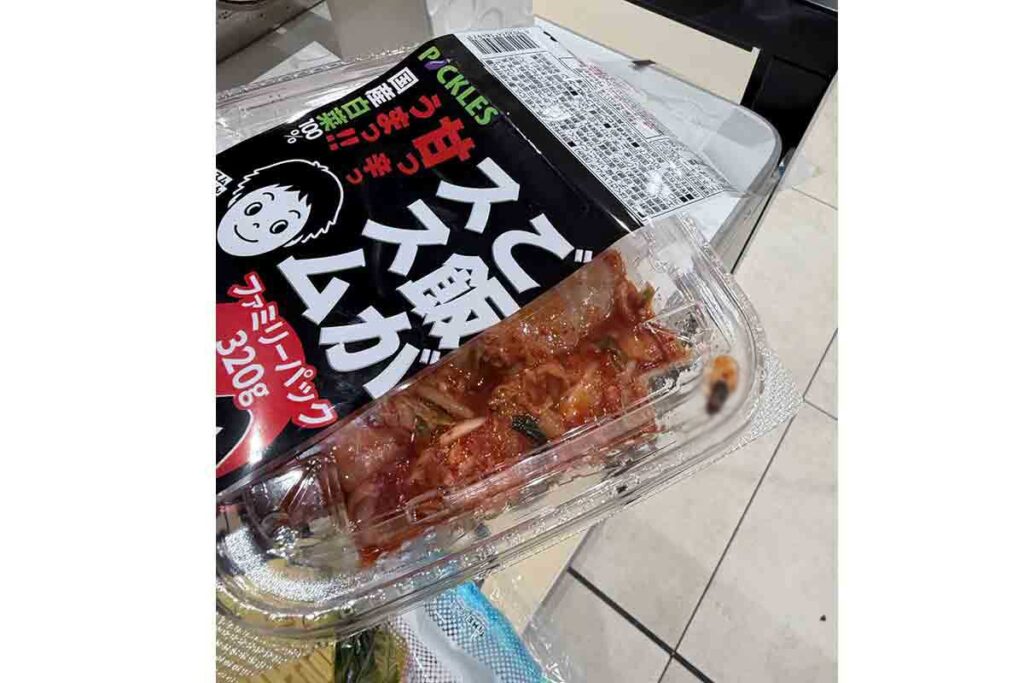 キムチに虫混入訴えの女性、製造元に反論「納得できない」　監視カメラで確認も見解に食い違い
