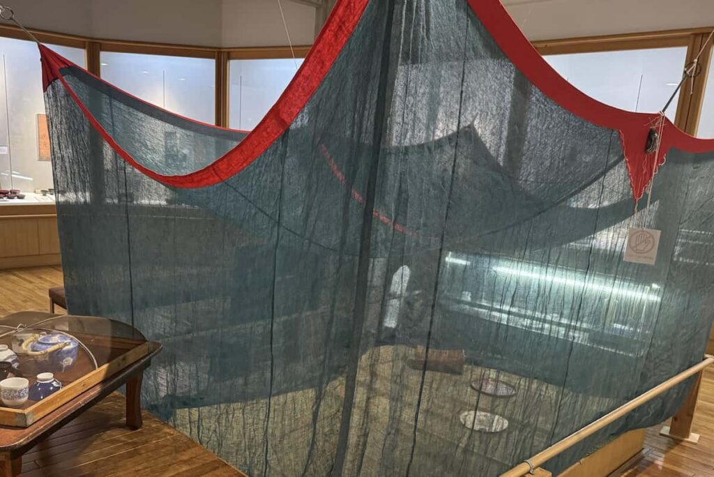 【神奈川】ゴキブリやハエ、害虫に焦点…大磯町で企画展、昭和レトロな駆除用品を展示「文化が害虫を生む」　高麗地区では呪術的行事も