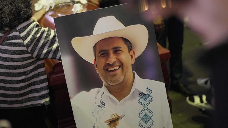 【メキシコ】ウルアパン市長カルロス・マンゾ氏が撃たれ死亡。マフィアと対立。祭りの最中に広場で銃撃