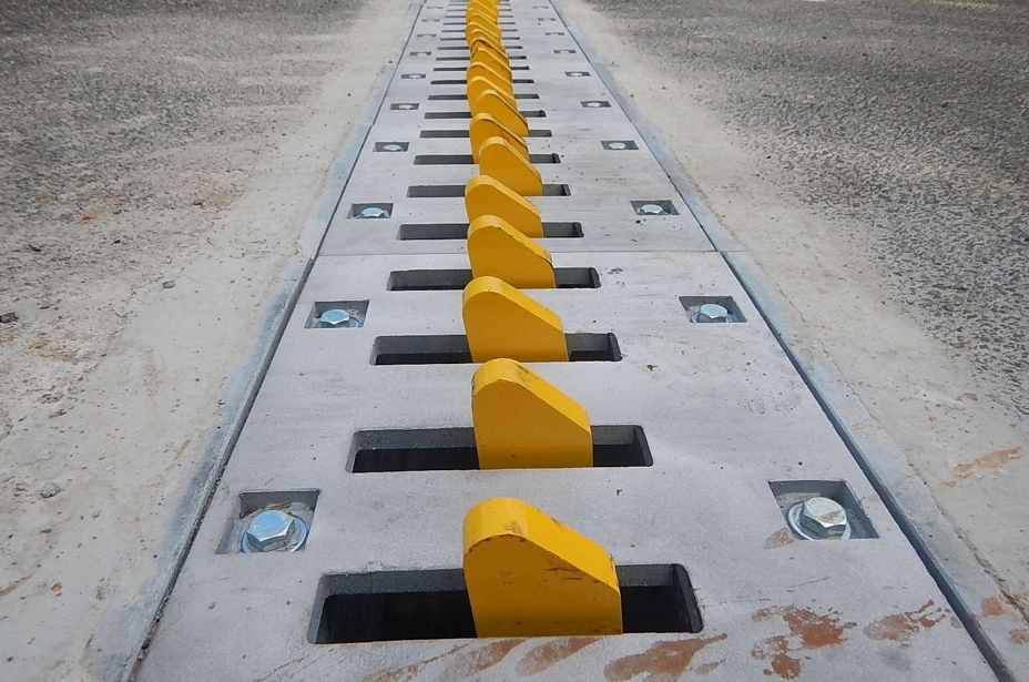 【画像】逆走車、とまれ…！ “グサッとくる”物理対策、関東で一挙導入へ