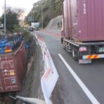 「横転した」運転手が通報　トレーラーが川へ転落　東広島市