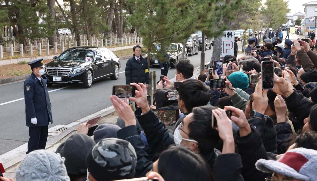 【産経新聞】 首相就任後初のお国入り　法隆寺周辺は「高市フィーバー」　見物客から「早苗ちゃーん」