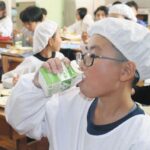 学校給食の牛乳はパックからゴクゴクが当たり前　広がる直飲み、｢脱ストロー｣で学校や業者のメリットは？：東京新聞