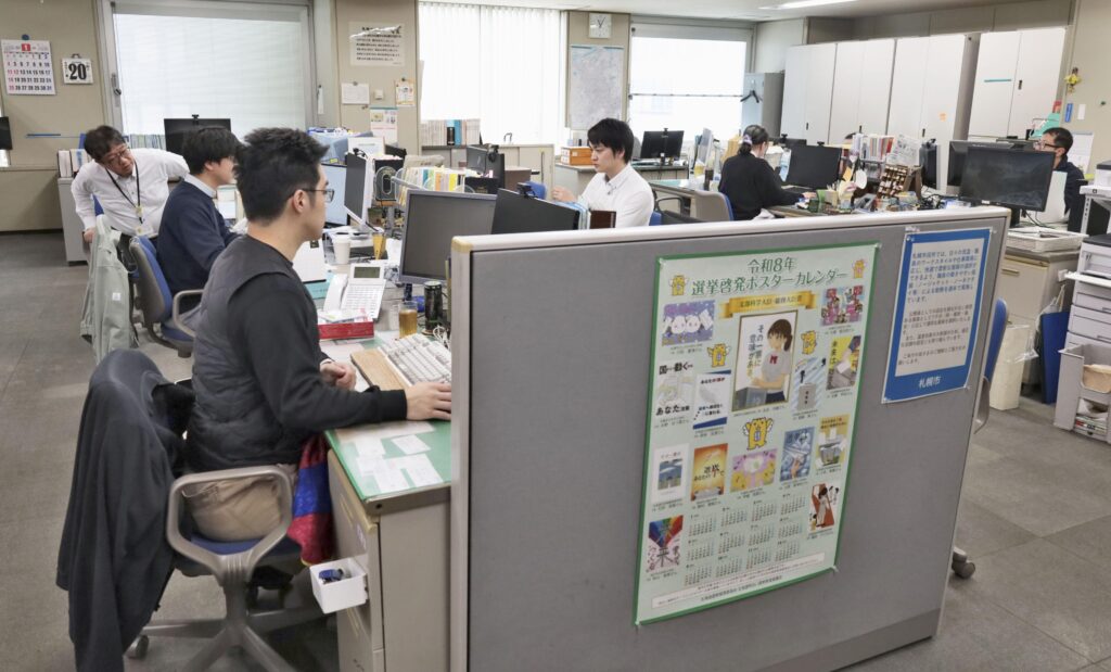 衆院選、開票所がない人もいない　各地の選管悲鳴、「日程表明遅い」