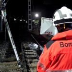 スペインで通勤列車が脱線　崩れた擁壁に列車が突っ込み運転士が死亡