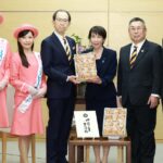 高市首相、福島特産のあんぽ柿ぺろり