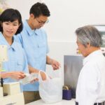 【クイズ】「モタモタするな！」コンビニで丸めたお札を投げつけ暴言を吐く客→グッとこらえて何と言い返す？　(ｺﾗﾑﾆｽﾄ)