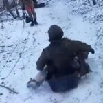 ウクライナ軍と戦っている北朝鮮の兵士、橇で滑り、地雷に吹き飛ばされる【動画】