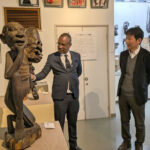 「マコンデ彫刻」を鑑賞　タンザニア駐日大使、伊勢の美術館訪問　三重