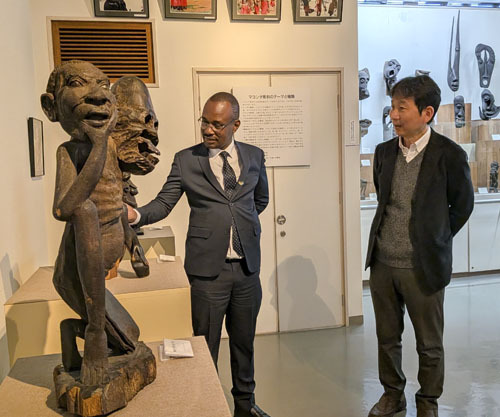 「マコンデ彫刻」を鑑賞　タンザニア駐日大使、伊勢の美術館訪問　三重