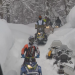 【青森】スノーモービルで遭難の8人が下山　「かまくら作って一晩過ごした」「視界不良でどこにいるか分からなくなった」と話す