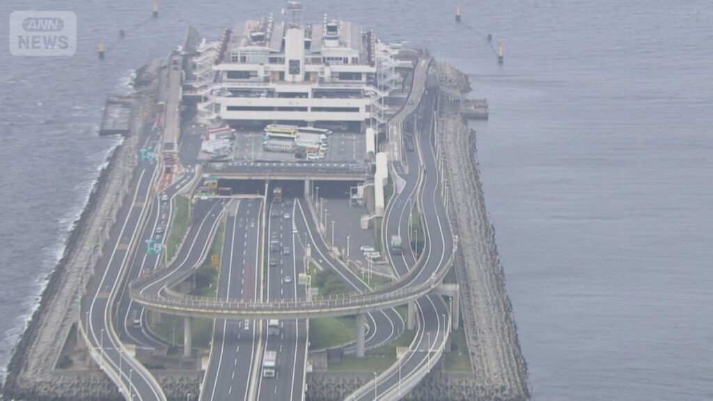 【アクアラインで通行止め】東京湾アクアラインの上り線のトンネル内で誤作動により泡消火剤が噴出し、午前9時50分から通行止めとなっている