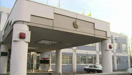 「下げて」指示を「移動して」と聞き間違い？  フォークリフトで持ち上げたパレット9枚、6mの高さから転落   屋根修理の男性が頭蓋骨骨折