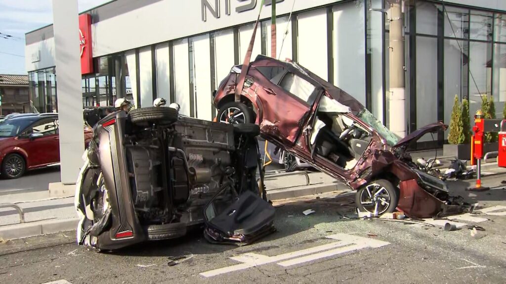 【群馬】「車が飛んできた」自動車販売店に乗用車が突っ込み展示車に衝突するなど9台からむ事故　前橋市