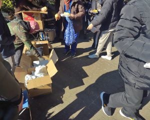 サラリーマンや家族連れまで…年末の炊き出しに“900人超の大行列”。背景に「見えない貧困」