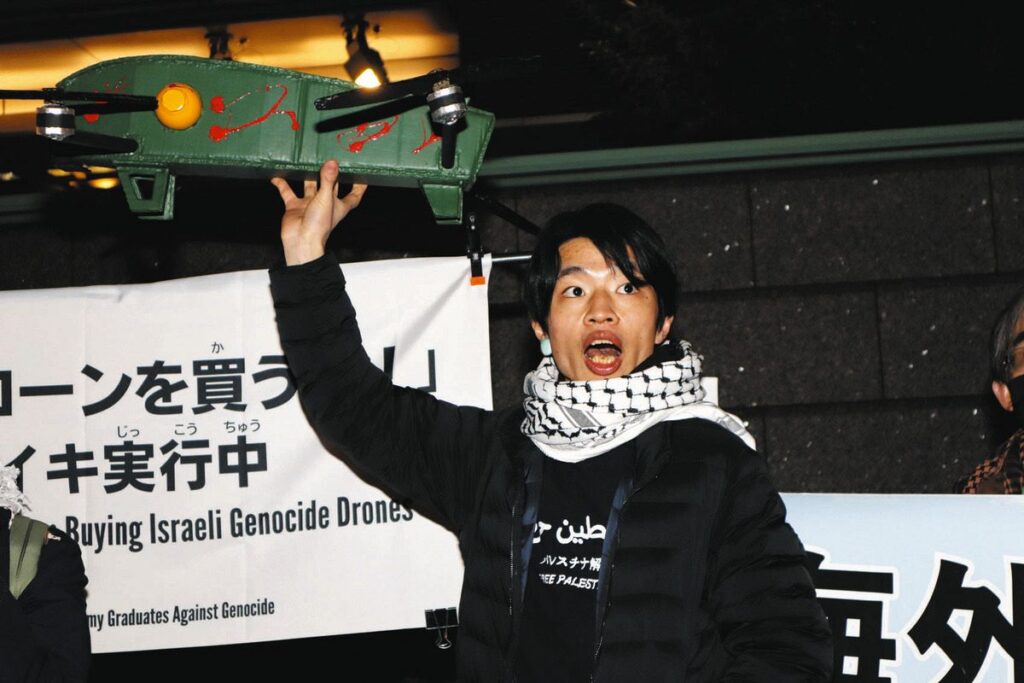防衛省前でハンガーストライキ始まる「虐殺加担になる」イスラエル製ドローンを購入しないよう求め…水、塩、砂糖だけを摂取し座り込み