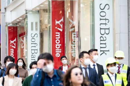 総務省、日本のスマホ割引規制見直しを議論、海外では高性能端末が無料提供、日本は高価格