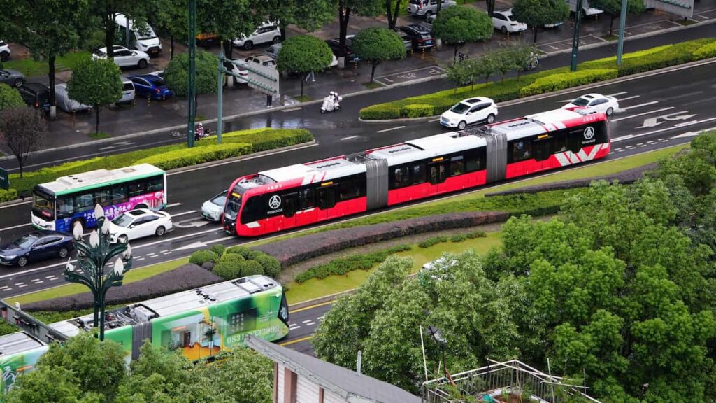 【富士山の新交通「富士トラム」構想にチャイナリスク】中国製使ったデモ運行が困難に
