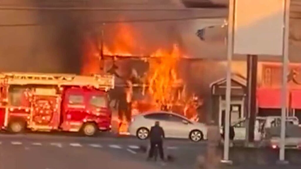 【茨城】「仕込みのため火を付けたまま…」ラーメン店全焼…店主は店を離れて休憩中　店内から勢いよく火が噴き出す　つくば市