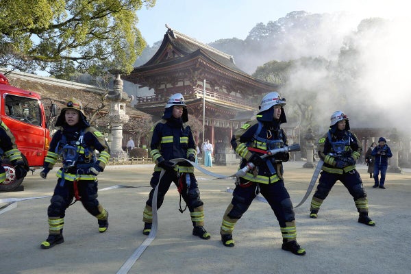 【福岡】太宰府天満宮で消防演習、ダム貯水率が低下しているので放水せずに隊形を確認…巫女らは水消火器で訓練