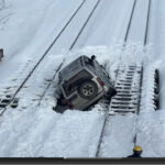 ８０代男性運転のＳＵＶ車がＪＲ線路に侵入し鉄橋で脱輪