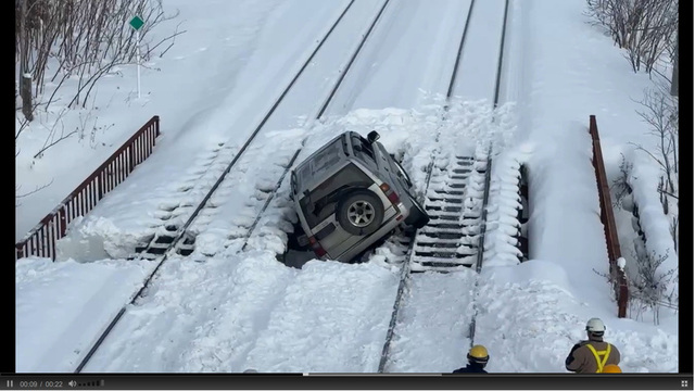 ８０代男性運転のＳＵＶ車がＪＲ線路に侵入し鉄橋で脱輪