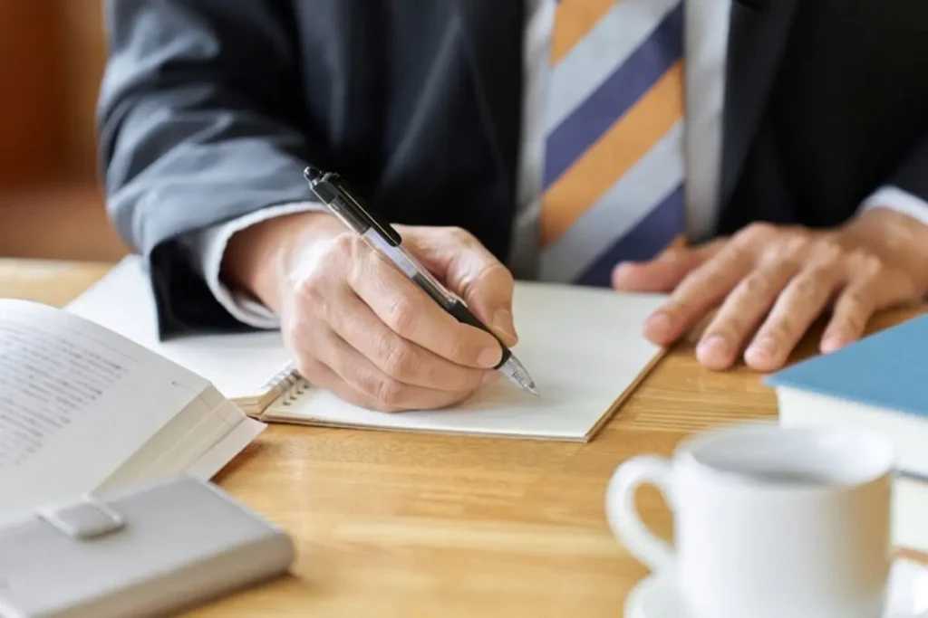 【相談】スタバで勉強しています。毎回注文もしていますが「お店的には迷惑では？」と友人から言われました。勉強目的の利用はよろしくないのでしょうか？