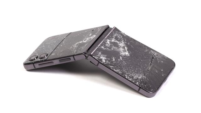 折りたたみスマフォ、氷点下でバッキバキになる