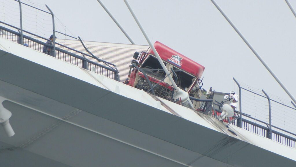 【長崎】女神大橋の大型トレーラー死亡事故　追突された乗用車は駐停車禁止車線にライト消し停車「交際相手と電話中」