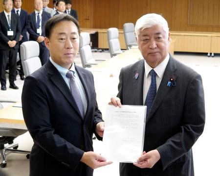 【山口】米艦載機訓練、容認できず　岩国市長、防衛相に伝達