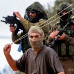 【パレスチナ】イスラエル人入植者がヨルダン川西岸の村を襲撃 AFPカメラマンも負傷