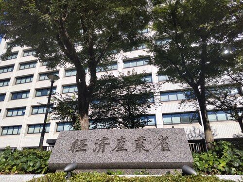 AIロボット人材、340万人不足　経産省が2040年の推計を公表…  現場の人材は260万人足りず、事務職は全ての地域で余る