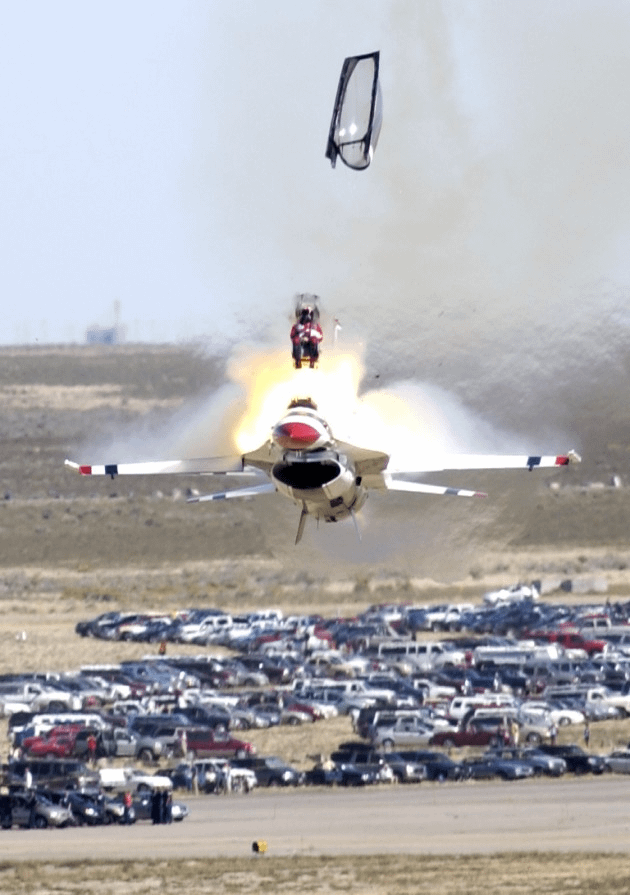【動画】米空軍サンダーバーズのF-16が墜落　パイロットは無事脱出