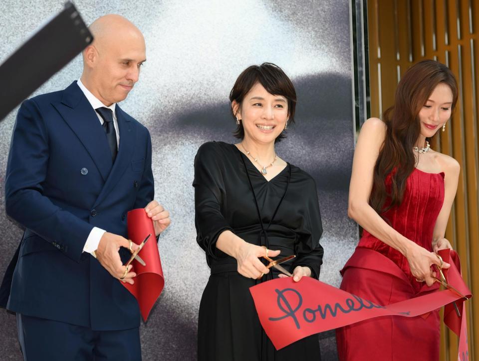 【芸能】表参道うっとり　石田ゆり子が現る、細身の黒ワンピ、透明感がヤバい