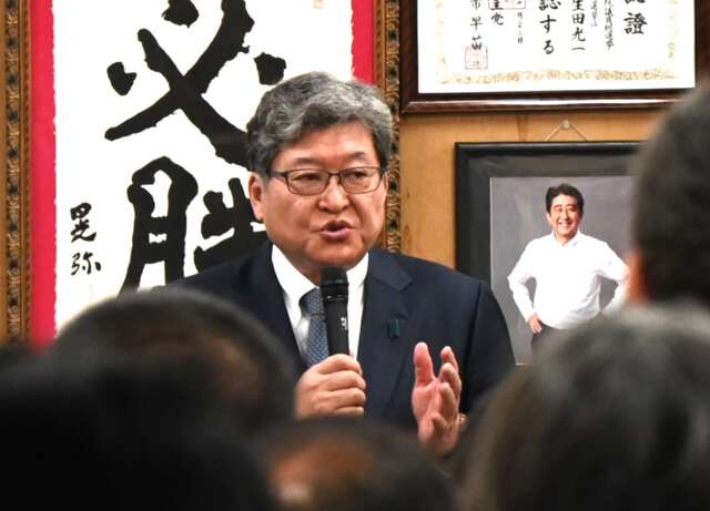 画像】萩生田光一､選挙事務所の神棚下に安倍晋三の遺影。。。マザームーンならぬ。。。