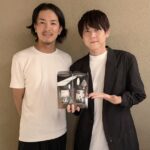 『進撃の巨人』原作者にネット騒然、声優・梶裕貴「諫山先生とごはん」並んだ写真に「先生イケメンすぎ」「普通に俳優さんかと」